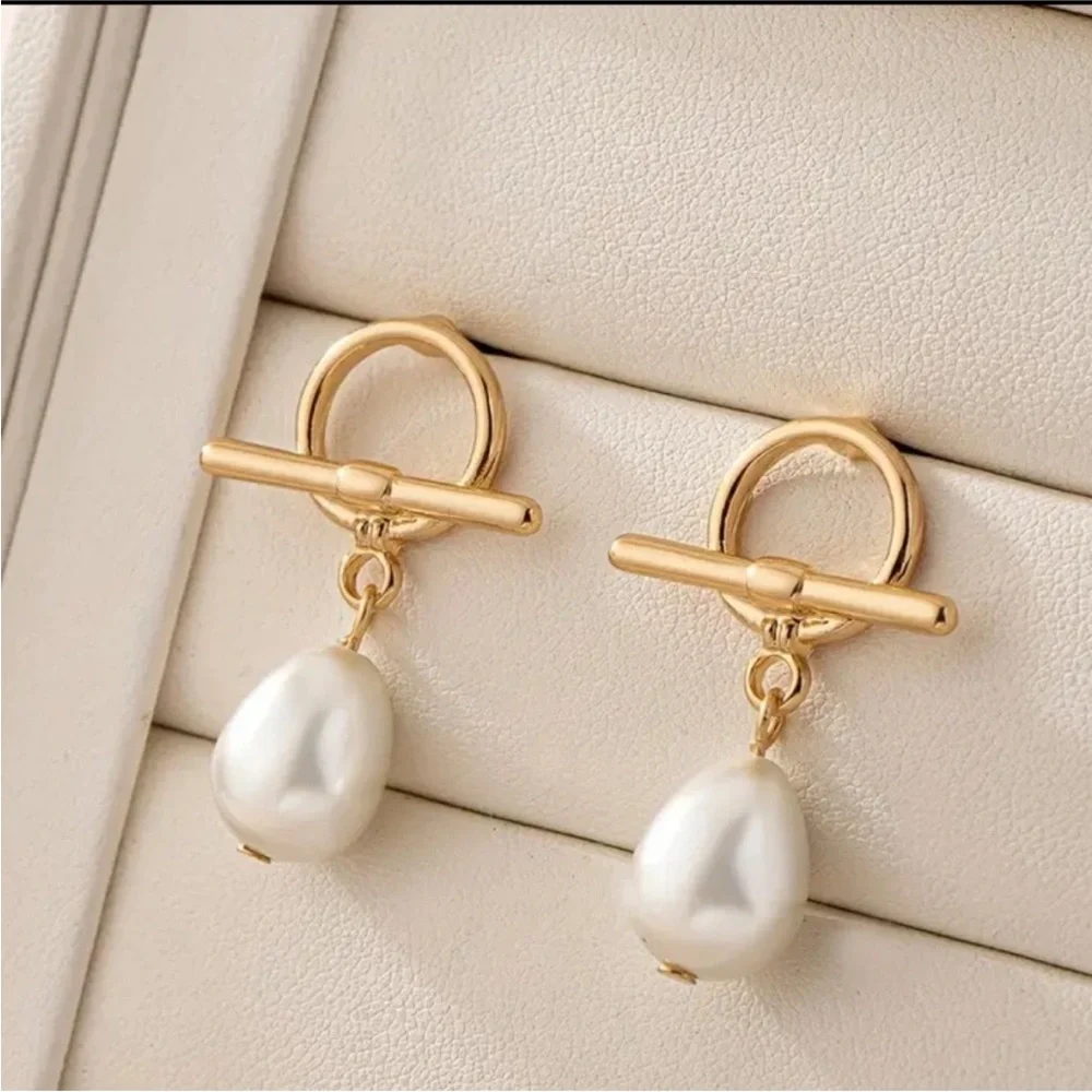 NWOT Gold Pearl Drop Earrings